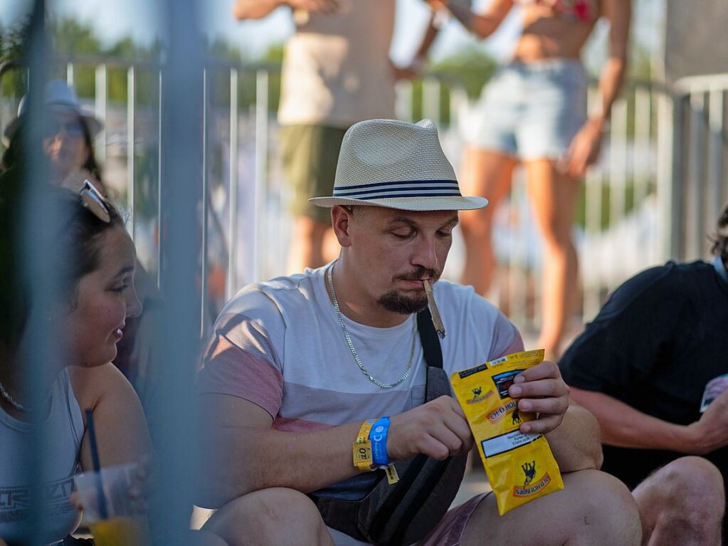 Hitze, Techno und Glitzer: Auf dem zehnten Sea You Festival haben am Freitag 25.000 Menschen zu elektronischer Musik gefeiert.