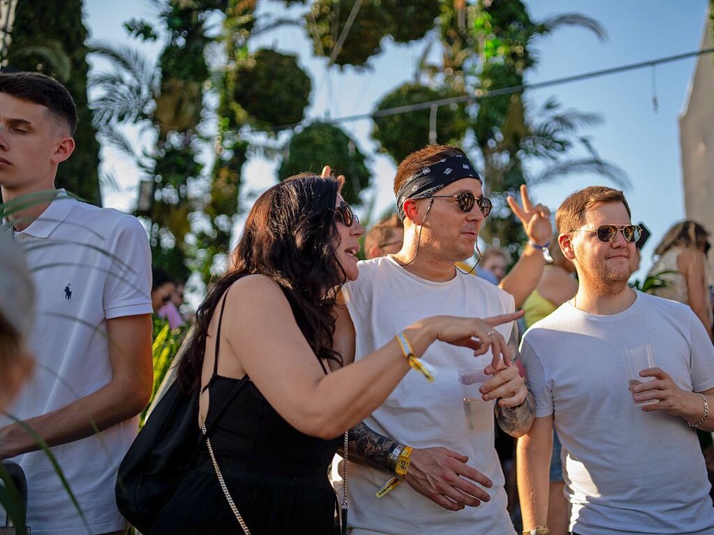 Hitze, Techno und Glitzer: Auf dem zehnten Sea You Festival haben am Freitag 25.000 Menschen zu elektronischer Musik gefeiert.