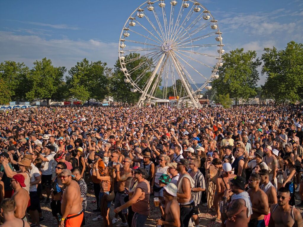 Hitze, Techno und Glitzer: Auf dem zehnten Sea You Festival haben am Freitag 25.000 Menschen zu elektronischer Musik gefeiert.