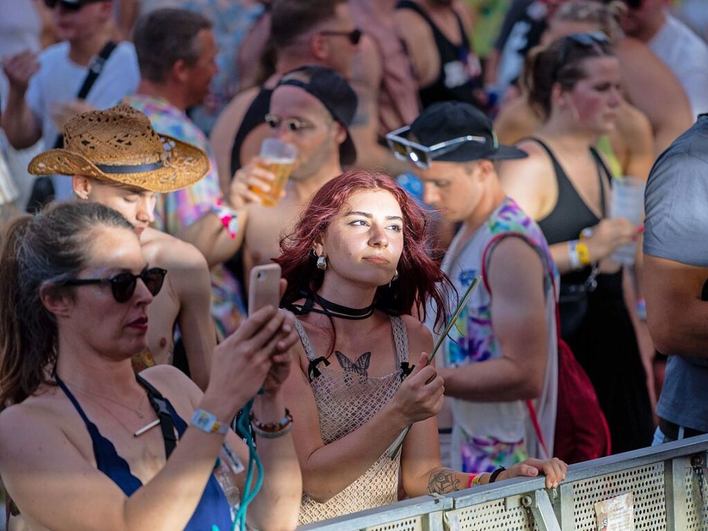 Hitze, Techno und Glitzer: Auf dem zehnten Sea You Festival haben am Freitag 25.000 Menschen zu elektronischer Musik gefeiert.