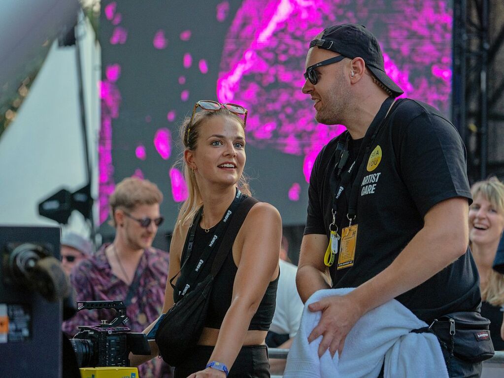 Hitze, Techno und Glitzer: Auf dem zehnten Sea You Festival haben am Freitag 25.000 Menschen zu elektronischer Musik gefeiert.