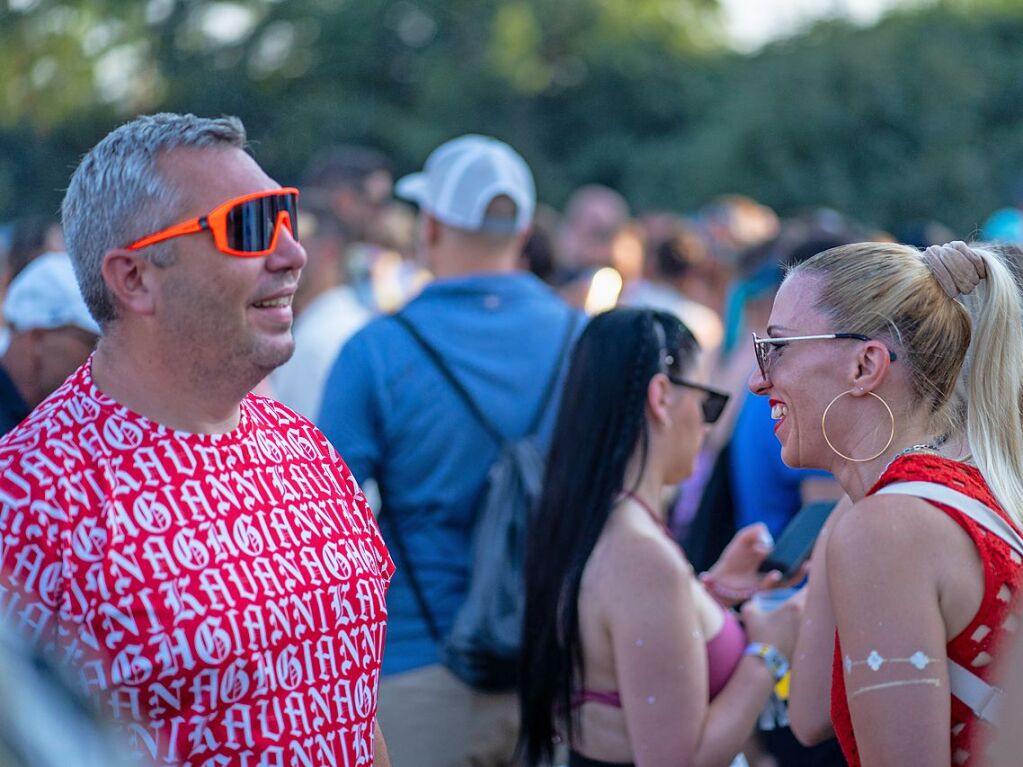 Hitze, Techno und Glitzer: Auf dem zehnten Sea You Festival haben am Freitag 25.000 Menschen zu elektronischer Musik gefeiert.