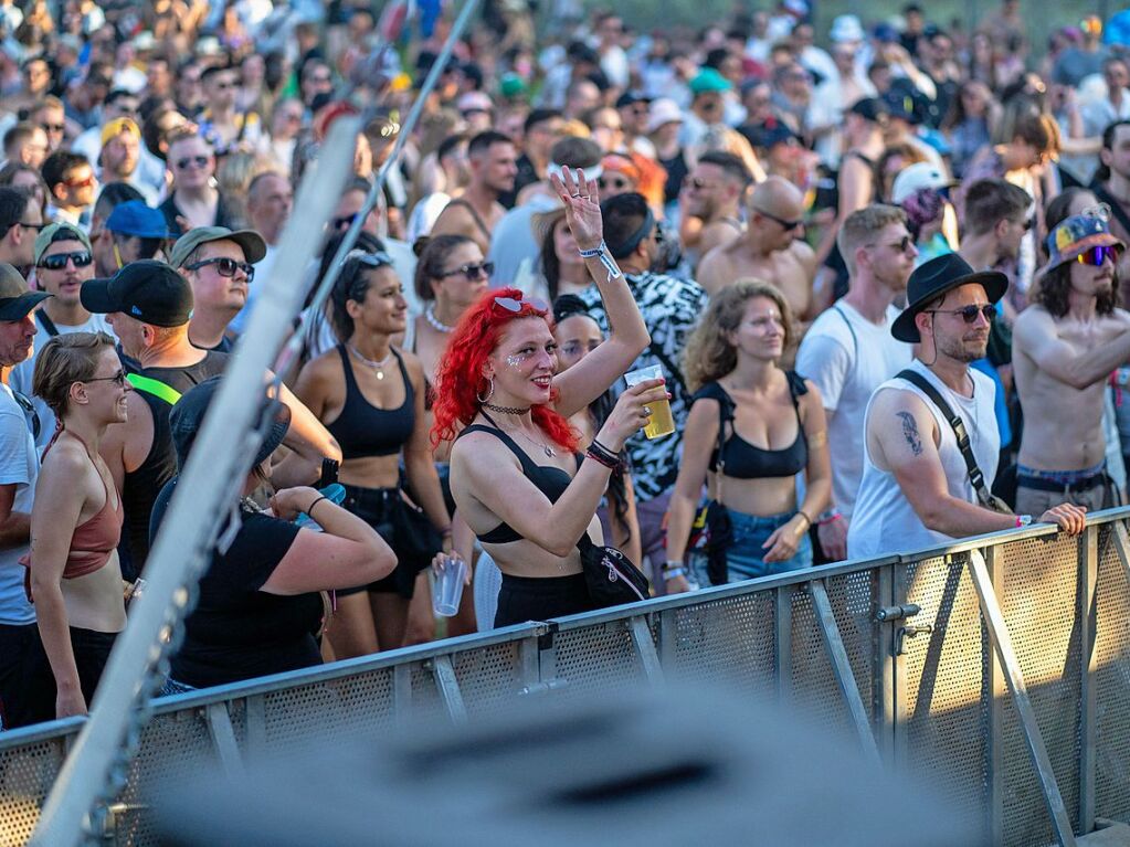 Hitze, Techno und Glitzer: Auf dem zehnten Sea You Festival haben am Freitag 25.000 Menschen zu elektronischer Musik gefeiert.