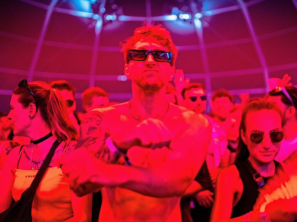 Hitze, Techno und Glitzer: Auf dem zehnten Sea You Festival haben am Freitag 25.000 Menschen zu elektronischer Musik gefeiert.