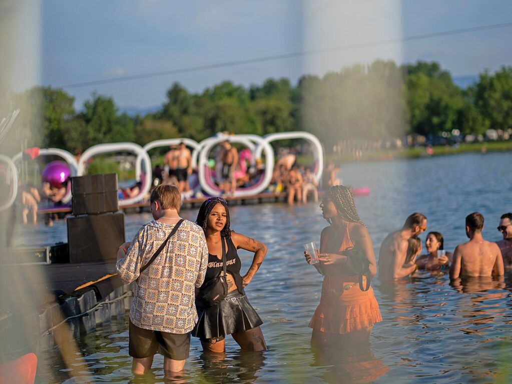 Hitze, Techno und Glitzer: Auf dem zehnten Sea You Festival haben am Freitag 25.000 Menschen zu elektronischer Musik gefeiert.