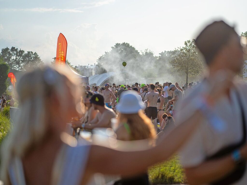 Hitze, Techno und Glitzer: Auf dem zehnten Sea You Festival haben am Freitag 25.000 Menschen zu elektronischer Musik gefeiert.