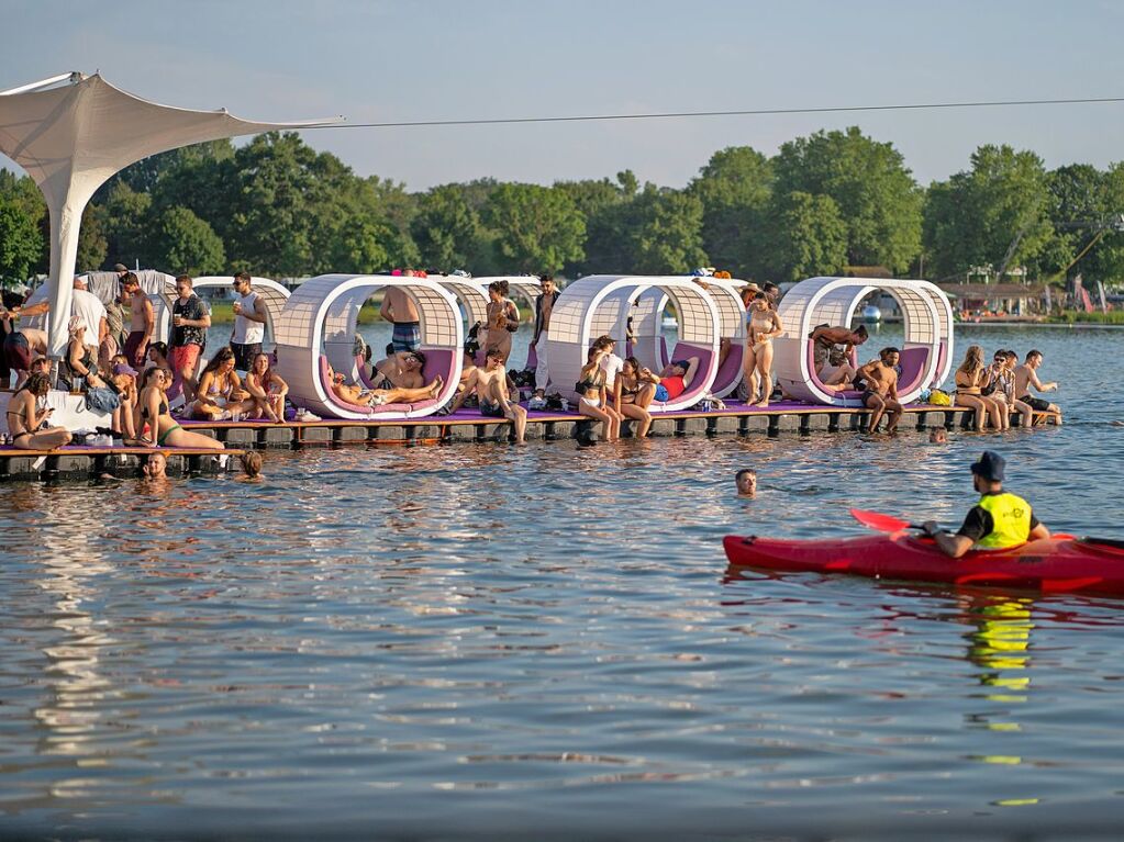 Hitze, Techno und Glitzer: Auf dem zehnten Sea You Festival haben am Freitag 25.000 Menschen zu elektronischer Musik gefeiert.