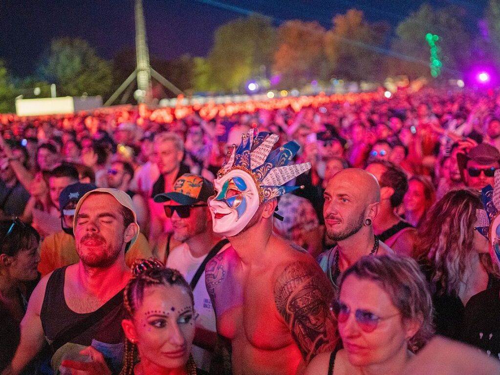 Hitze, Techno und Glitzer: Auf dem zehnten Sea You Festival haben am Freitag 25.000 Menschen zu elektronischer Musik gefeiert.