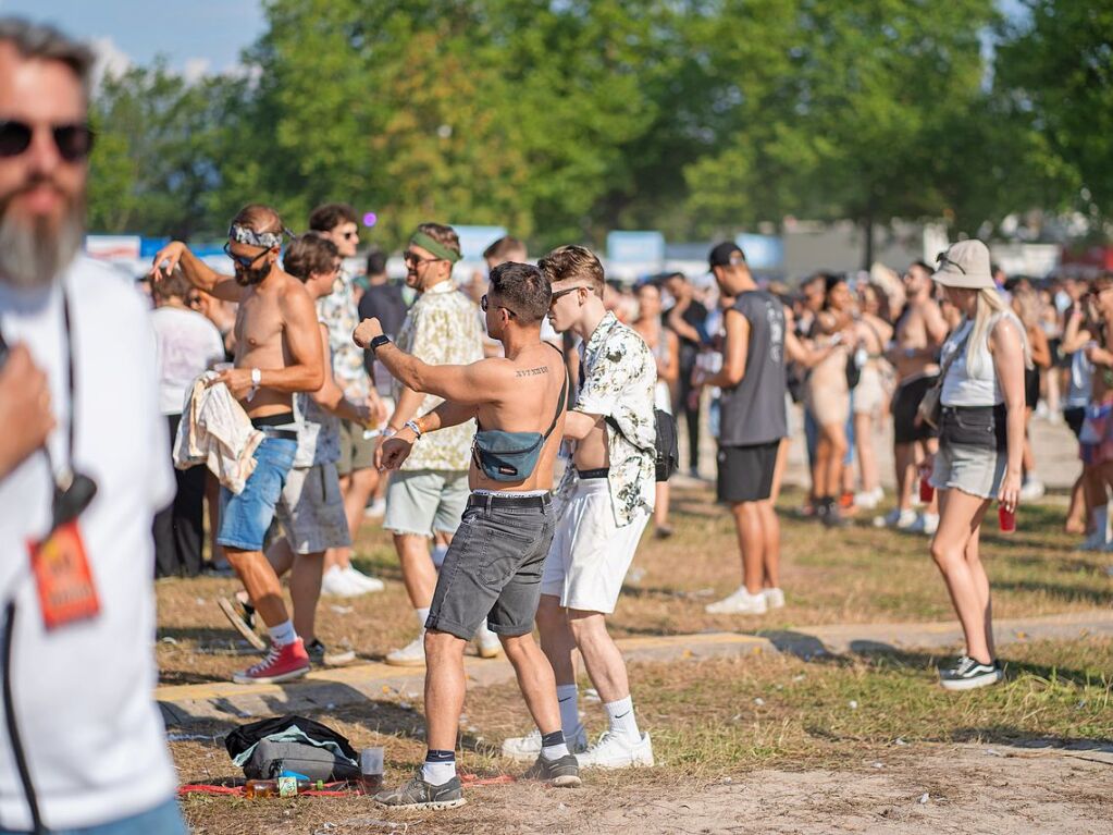 Hitze, Techno und Glitzer: Auf dem zehnten Sea You Festival haben am Freitag 25.000 Menschen zu elektronischer Musik gefeiert.