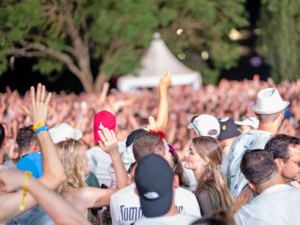 Hitze, Techno und Glitzer: Auf dem zehnten Sea You Festival haben am Freitag 25.000 Menschen zu elektronischer Musik gefeiert.