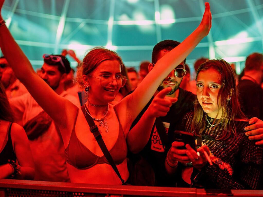 Hitze, Techno und Glitzer: Auf dem zehnten Sea You Festival haben am Freitag 25.000 Menschen zu elektronischer Musik gefeiert.