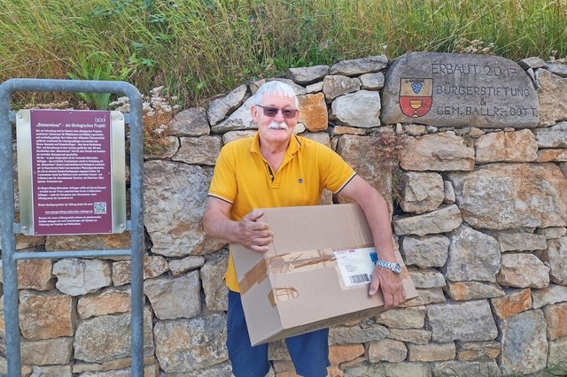 Heinz-Wolfgang Spranger mit einem Spendenpaket am Fue der Bienenwiese.  | Foto: Irene Matzarakis