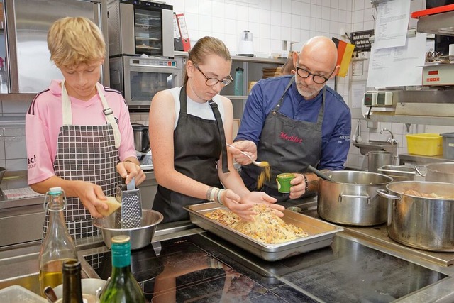 Realschüler der Heimschule St. Landoli...er Sterneküche von Thomas Merkle (r.) | Foto: Ruth Seitz Realschüler der Heimschule St. Landoli...er Sterneküche von Thomas Merkle (r.) | Foto: Ruth Seitz