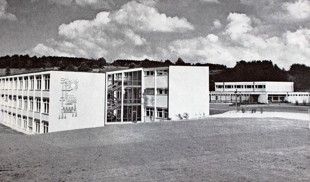 Die Zelgschule Wehr im Erffnungsjahr ...Wiesen, liegt sie heute im Wohngebiet.  | Foto: Hansjrg Bader