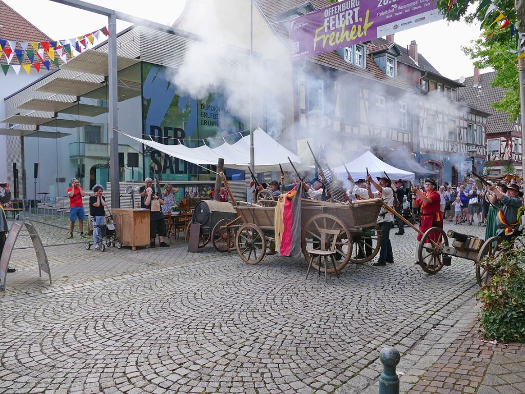 Die Heckergruppe verteidigt ihre Barrikade beim Salmen.