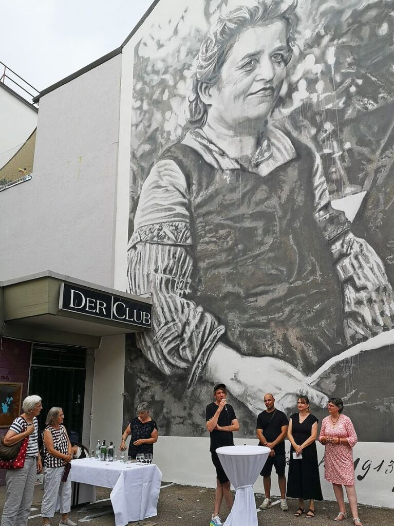 Vorstellung des Marie-Geck-Wandbilds (von links): Ruth Jansen-Degott, Doris Schmitz (beide Frauengeschichtswerkstatt), Anne Junk (Museum im Ritterhaus),  Hendrik Beikirch, Markus Schwendemann, Patrizia Potricus und Carmen Ltsch