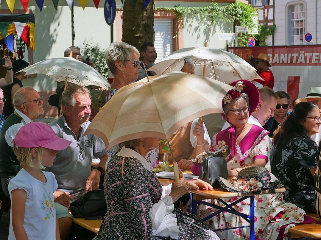 Sogar im Schatten brauchten die Biedermeierdamen bei 32 Grad ihre Sonnenschirme.