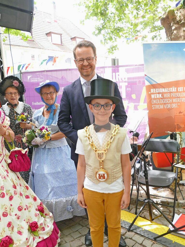 Oberbrgermeister Marco Steffens hat kurz seine Amtskette verliehen.