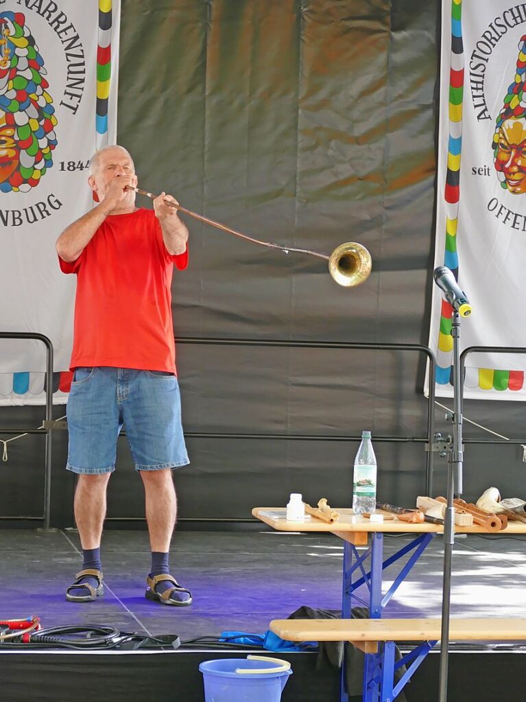 Franz Schssele fhrt eine rmische Tuba vor.