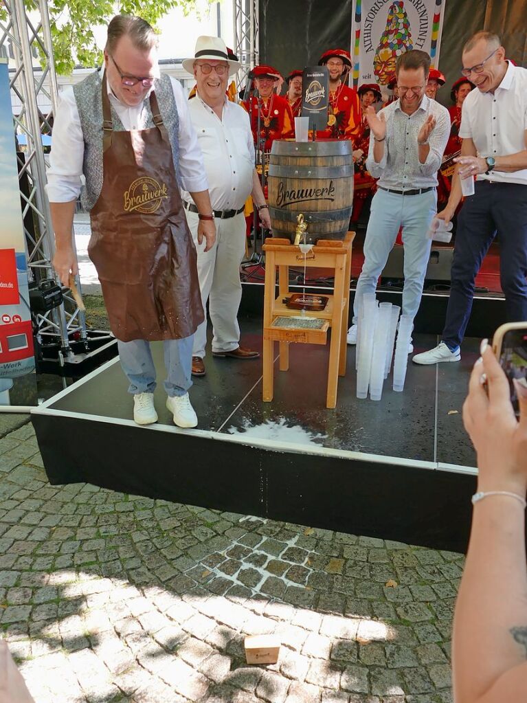 Der Freibierfassanstich gelang nicht ganz unfallfrei. Das Hmmerchen war zu klein und zu fragil.