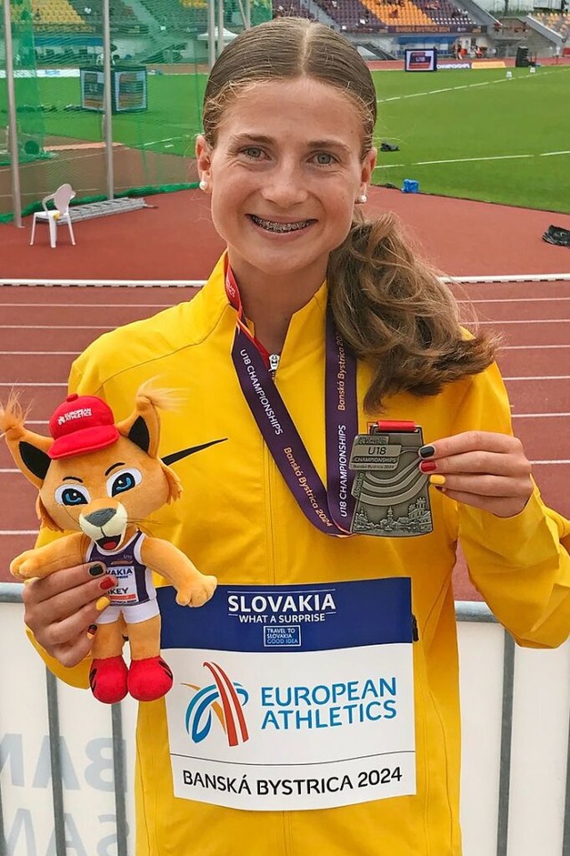 Julia Ehrle freut sich ber die Silbermedaille.   | Foto: Privat