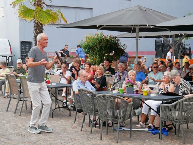 Der Snger Ludwig Frster genoss den engen Kontakt zum Publikum.  | Foto: Michael Gottstein