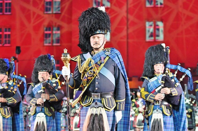 Dudelsack- und Blasmusik in Uniform &#8211; das ist der Kern von Basel Tattoo.  | Foto: Daniel Gramespacher