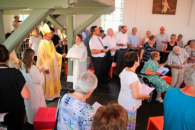 Bischof Harald Rein beim Segensgebet zur Weihe der Kirche.  | Foto: Rolf Reimann