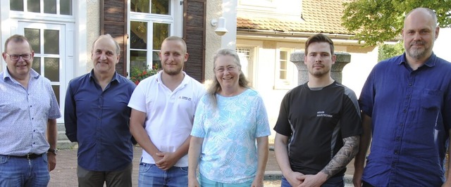 Der Harpolinger Ortschaftsrat (von lin...hle und Torsten Weimer (Ortsvorsteher)  | Foto: Hans-Walter Mark