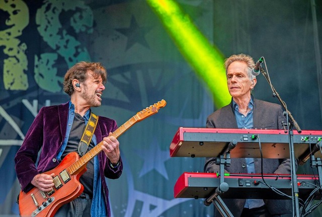 Eric Bazilian (links) und Robert Hyman...ie in Bad Krozingen im Kurpark spielt.  | Foto: Rickard Nilsson (imago)