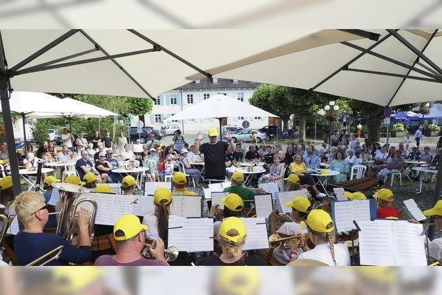 Blasorchester aus Estland gastiert auf dem Kanderner Blumenplatz