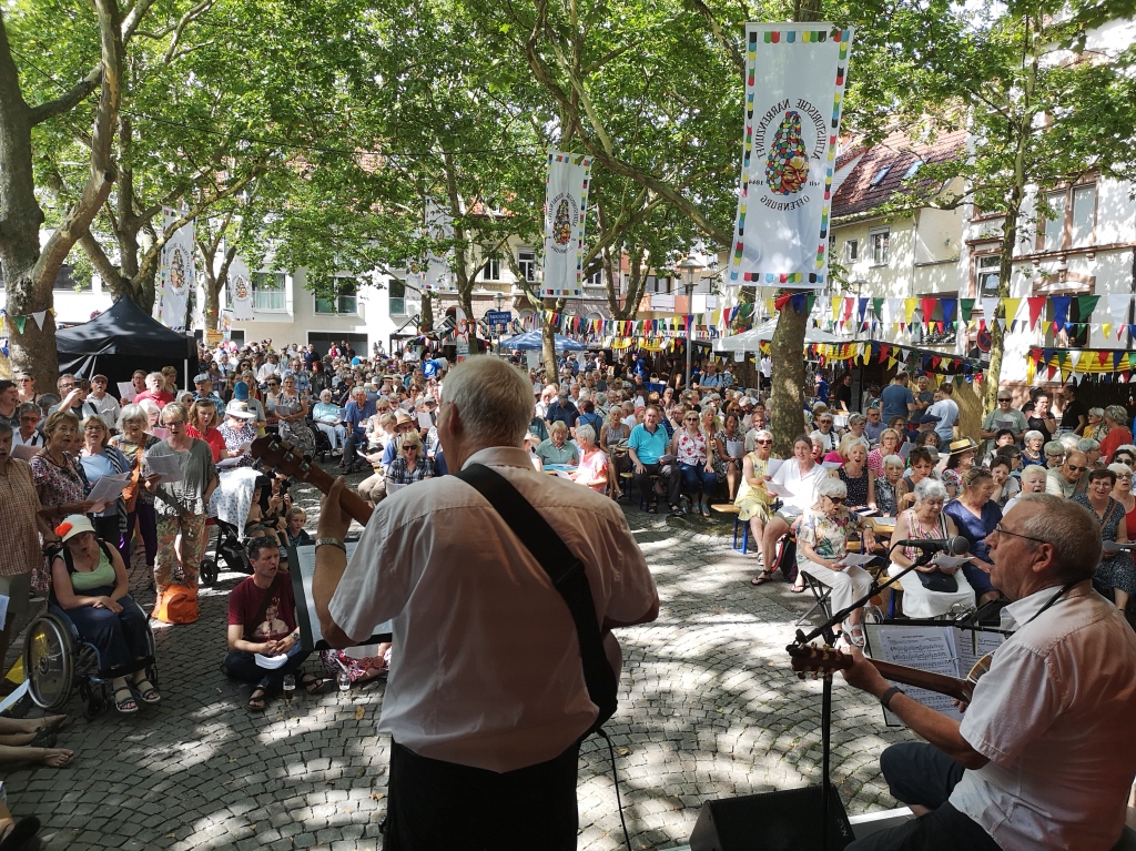 Wunderbarer Abschlussprogrammpunkt  des Freiheitsfests am Sonntag: das Querbeetsingen durchs  Freiheitsliedgut, angeleitet von Stefan Bhm und Michael Hitzel.