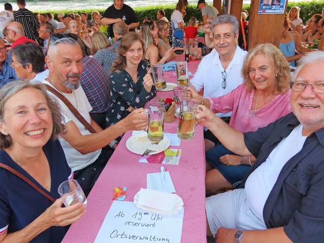 Impressionen vom Dorffest: Ganz vorne ...Fred Themen und seine Ehefrau Evelyne.  | Foto: Gerd Leutenecker