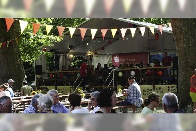 Stadtmusik feiert mit Musik auf Schladererplatz