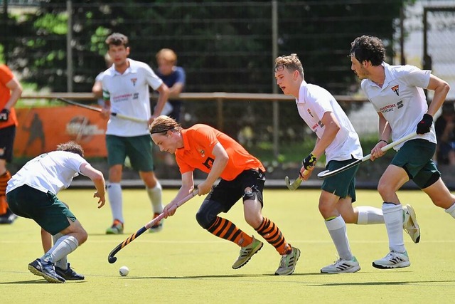 Umringt von vier Gegnern versucht der ...fensivspiel der Gastgeber anzukurbeln.  | Foto: Wolfgang Knstle