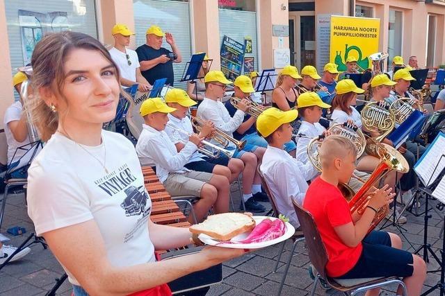 Beim Jubilum des Schopfheimer Rettichsfests spielen estnische Blasmusiker eine Rettichpolka