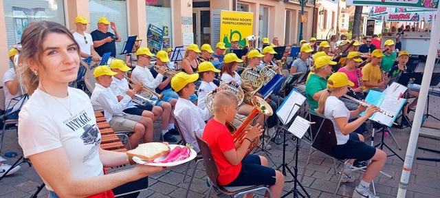 Das Jugend-Projektorchester aus Estlan...den Rettichen eine musikalische Wrze.  | Foto: Edgar Steinfelder