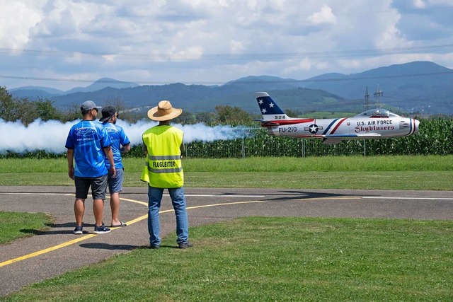 Selten zu sehen: Riesige Modellflugzeu...ginalen zum Verwechseln hnlich sehen.  | Foto: Volker Mnch