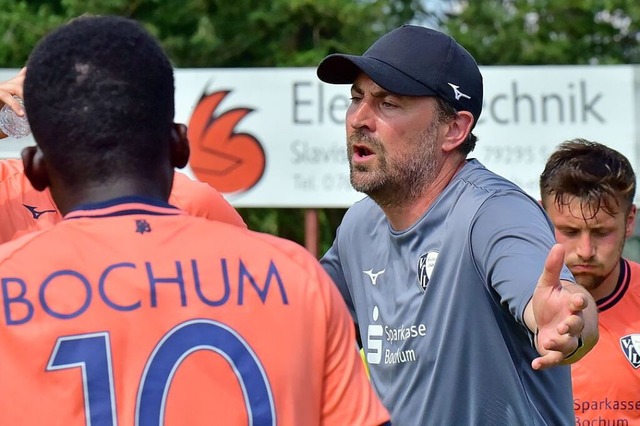 Trainer Heiko Butscher whrend des Tra...des VfL Bochum in Hausen an der Mhlin  | Foto: Daniel Thoma