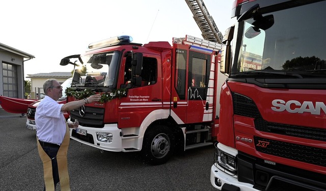 Diakon Harald Wochner segnete die neuen Fahrzeuge der Breisacher Feuerwehr.  | Foto: Reinhold John