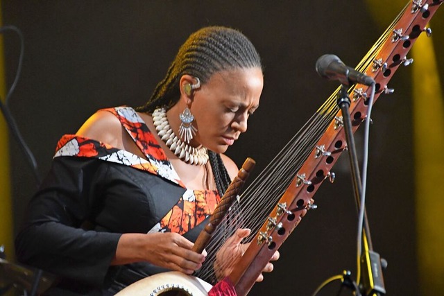 Sona Jobarteh ist eine Musikergre au...stierte sie bei &#8222;Stimmen&#8220;.  | Foto: Barbara Ruda