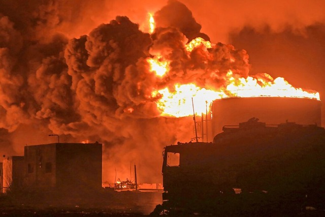 ltanks brennen im Hafen von Hudaida. ...irekten Gegenschlag im Jemen reagiert.  | Foto: Uncredited (dpa)