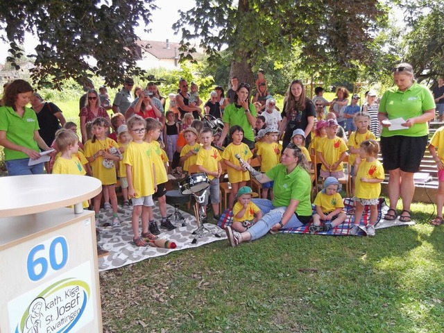 Die Kindergartenkinder singen das Lied...nd die Kleinen in der Gemeinde&#8220;.  | Foto: Gertrud Rittner