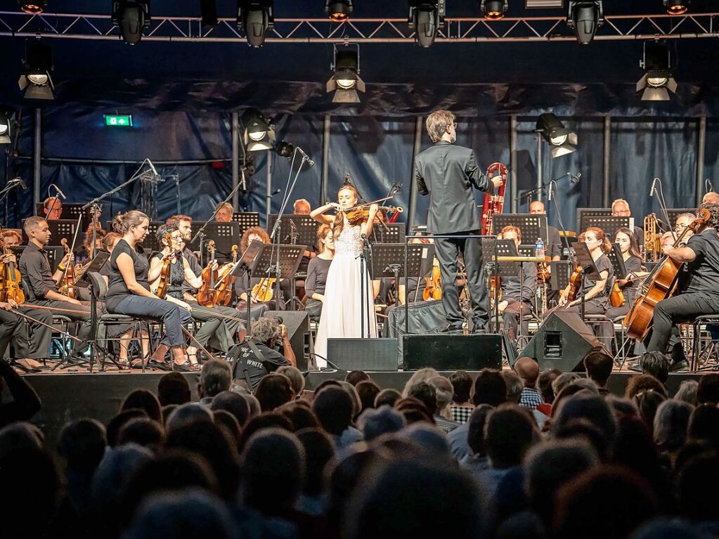 Das Publikum erwartete ein Klassikprogramm mit dem Philharmonischen Orchester Freiburg, Anna Agafia, Giora Feidman, Max Mutzke, Matthias Matzke und dem Ehrengast Gerhard Polt – alles unter der Leitung von Andr de Ridder und Enrique Ugarte.