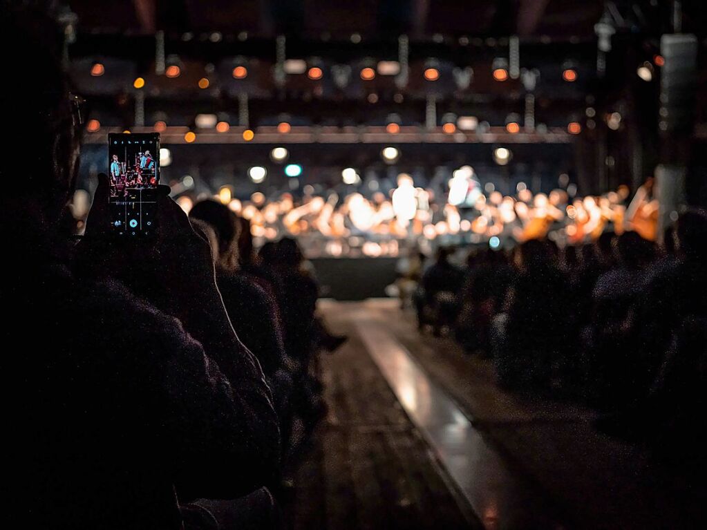 Das Publikum erwartete ein Klassikprogramm mit dem Philharmonischen Orchester Freiburg, Anna Agafia, Giora Feidman, Max Mutzke, Matthias Matzke und dem Ehrengast Gerhard Polt – alles unter der Leitung von Andr de Ridder und Enrique Ugarte.