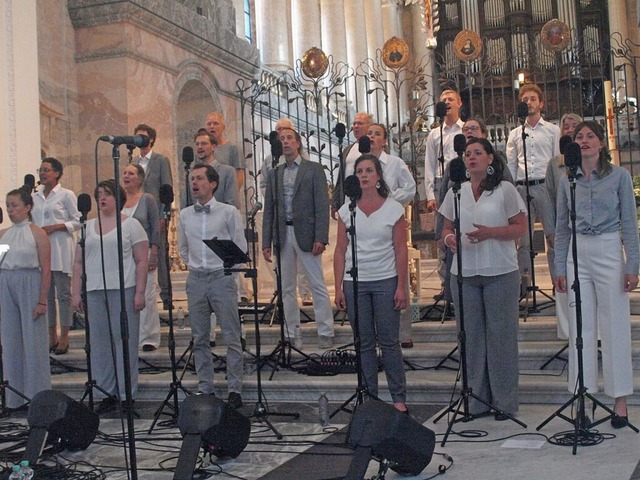 Den fulminanten Auftakt der Samstagskonzerte machte der Jazzchor Freiburg.  | Foto: Karin Stckl-Steinebrunner