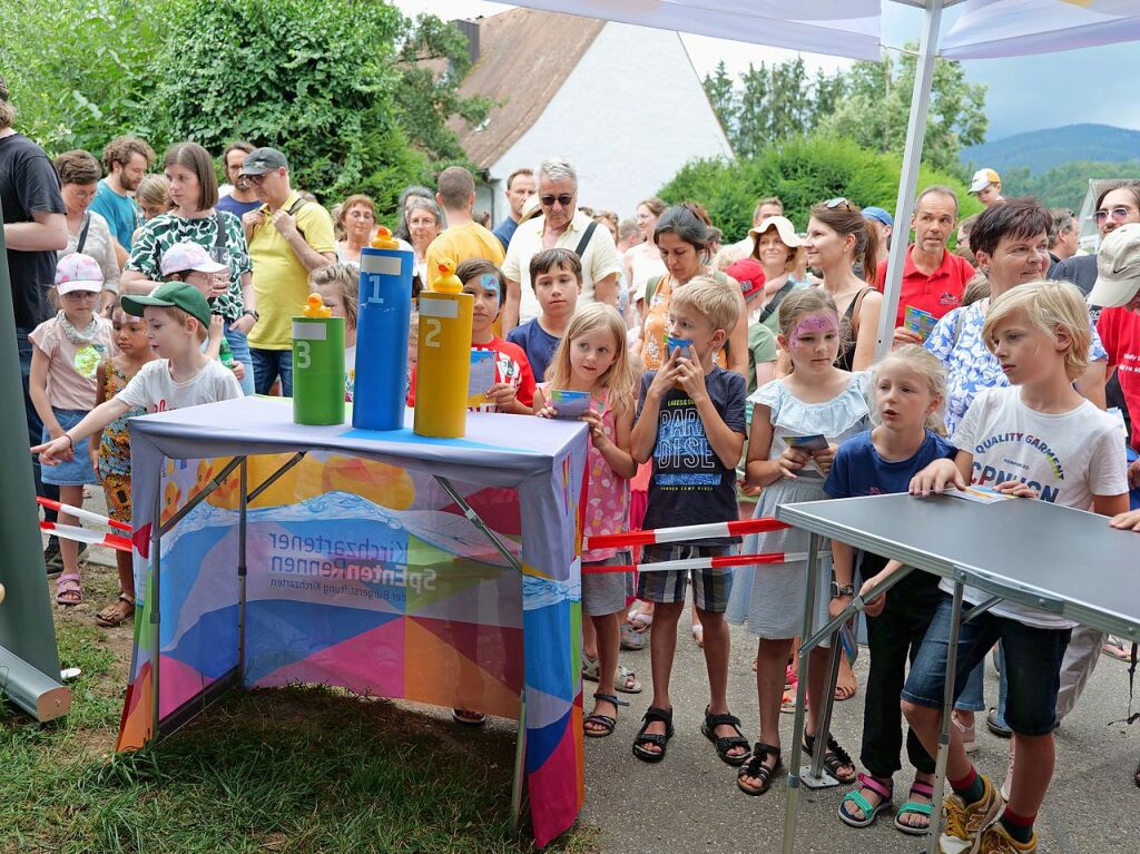 In Kirchzarten fand erneut das Schlossfest vor der Talvogtei statt. Die Feier wird von Vereinen organisiert und lockt jedes Jahr mit einem musikalischen und kulinarischen Angebot. Auch das Entenrennen am Sonntag ist bei den Kirchzartenern beliebt.