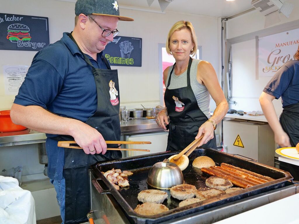 In Kirchzarten fand erneut das Schlossfest vor der Talvogtei statt. Die Feier wird von Vereinen organisiert und lockt jedes Jahr mit einem musikalischen und kulinarischen Angebot. Auch das Entenrennen am Sonntag ist bei den Kirchzartenern beliebt.