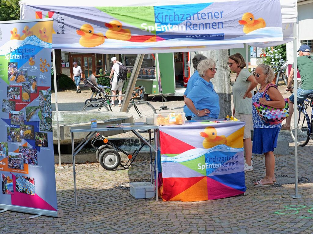 In Kirchzarten fand erneut das Schlossfest vor der Talvogtei statt. Die Feier wird von Vereinen organisiert und lockt jedes Jahr mit einem musikalischen und kulinarischen Angebot. Auch das Entenrennen am Sonntag ist bei den Kirchzartenern beliebt.