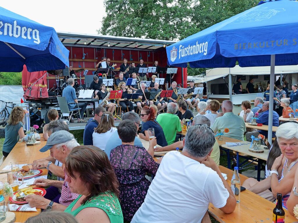 In Kirchzarten fand erneut das Schlossfest vor der Talvogtei statt. Die Feier wird von Vereinen organisiert und lockt jedes Jahr mit einem musikalischen und kulinarischen Angebot. Auch das Entenrennen am Sonntag ist bei den Kirchzartenern beliebt.